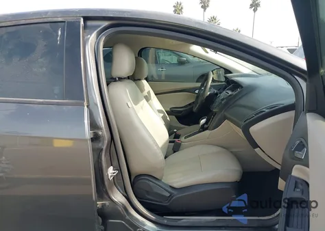 2017 Ford Focus Se z USA, uszkodzony, nr VIN 1FADP3F25HL237574